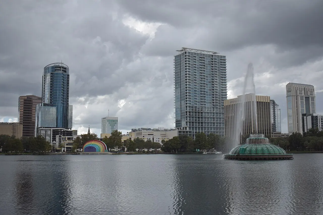 Lake Eola fountain with the Orlando skyline
